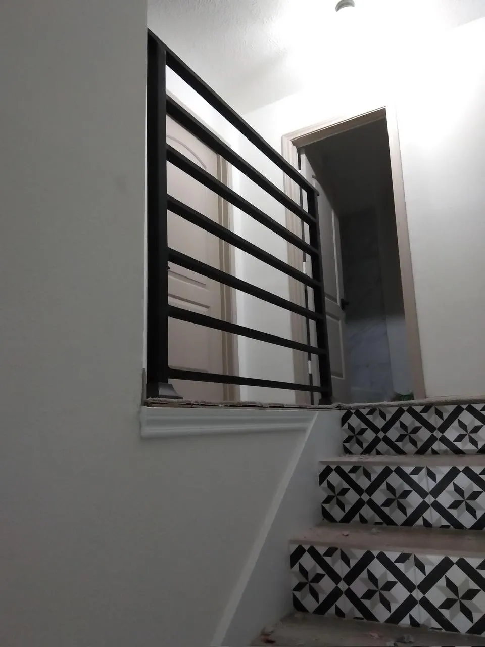 Barandal de escalera interior con líneas horizontales, estilo limpio.