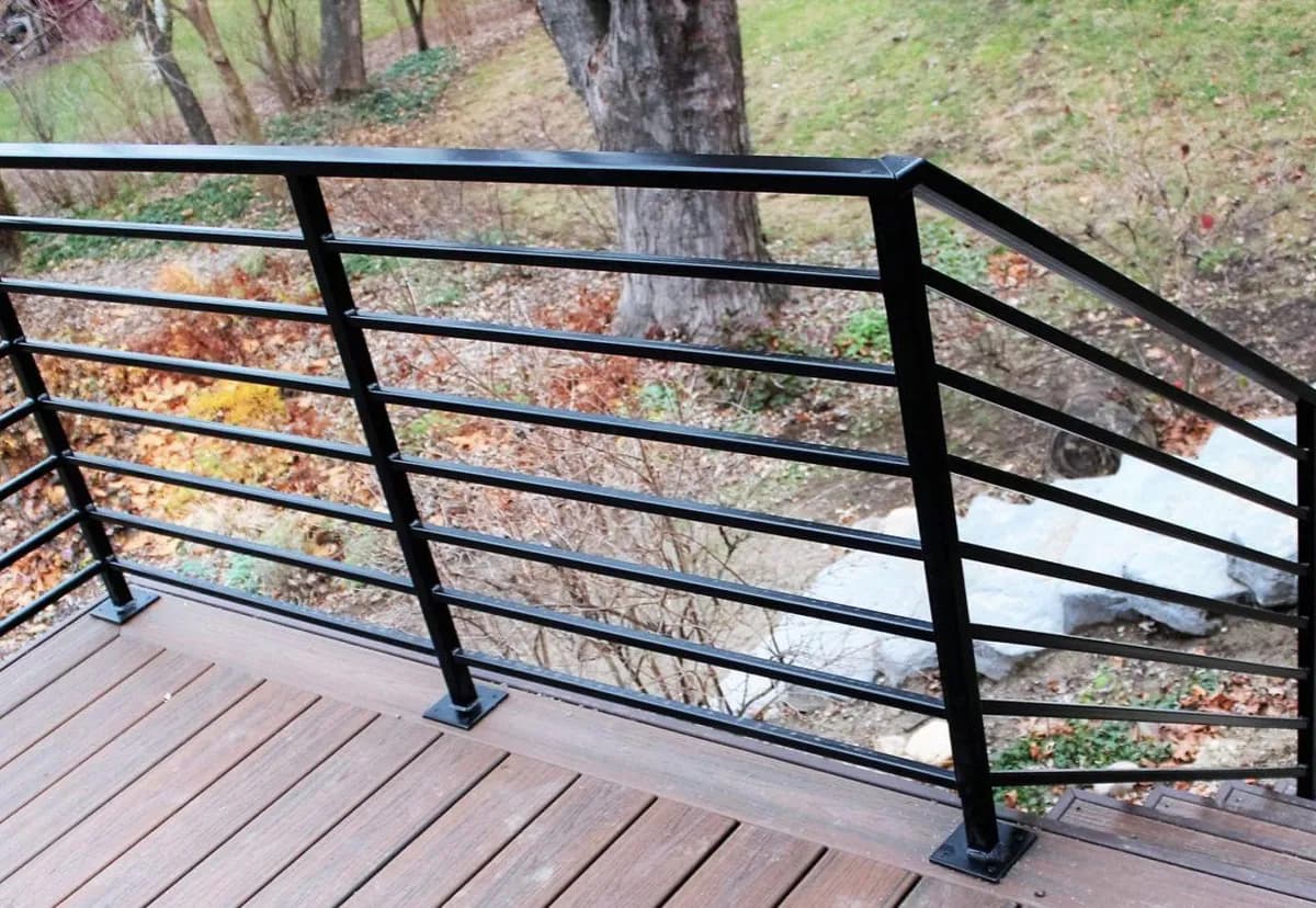 Pasamanos exterior de líneas horizontales negras para deck de madera.